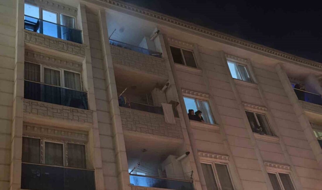 Esenyurt’ta 5 katlı bir binanın ikinci katında çıkan yangında mahsur
