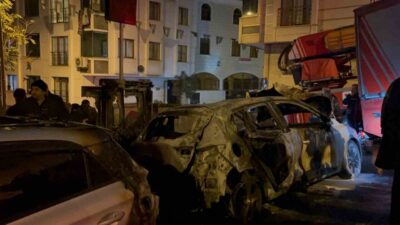 Eyüpsultan’da park halindeki iki araç henüz bilinmeyen bir sebeple alevlere