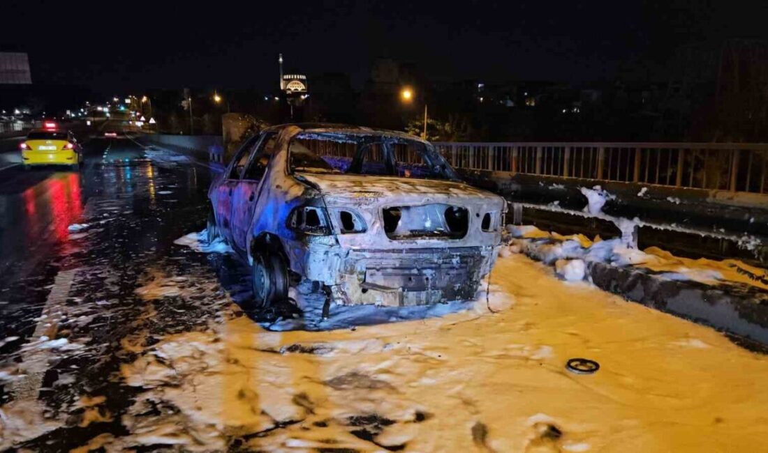 Eyüpsultan’da seyir halindeki otomobil bir anda başlayan yangınla alevlere teslim