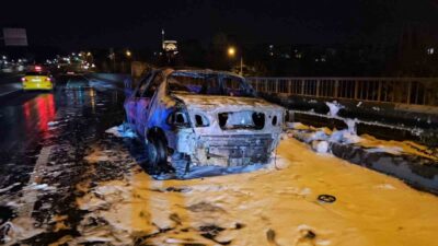 Eyüpsultan’da seyir halindeki otomobil bir anda başlayan yangınla alevlere teslim