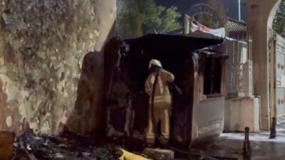 İstanbul Fatih’te cami dışındaki güvenlik kulübesi alev alev yandı. Olay,