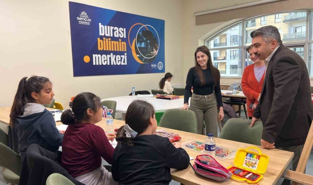 Karapınar Yıldırım Gençlik Merkezi’nde gençlerle bir araya gelen Yıldırım Belediye