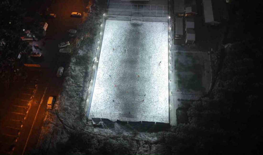 Maltepe’de soğuk havaya ve kar yağışına rağmen halı saha maçı