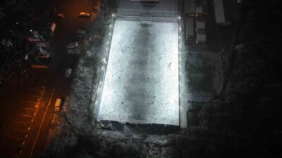 Maltepe’de soğuk havaya ve kar yağışına rağmen halı saha maçı