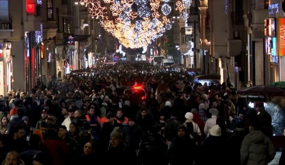 Yeni yıla dışarıda girmeye hazırlanan vatandaşların İstiklal Caddesi’nde oluşturduğu yoğunluk,