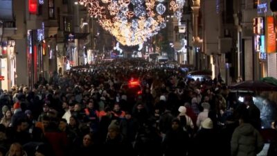 Yeni yıla dışarıda girmeye hazırlanan vatandaşların İstiklal Caddesi’nde oluşturduğu yoğunluk,