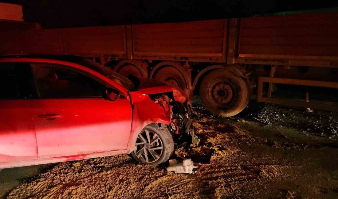 Kağıthane’de makas atan sürücü park halindeki tıra çarptı. Kaza sonucu