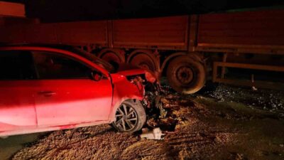 Kağıthane’de makas atan sürücü park halindeki tıra çarptı. Kaza sonucu
