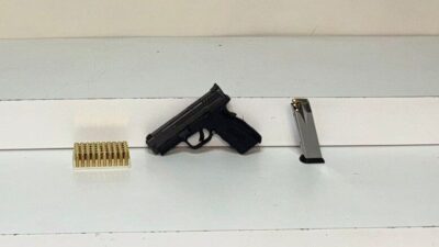 İstanbul Küçükçekmece’de bir kişi, balkonda tartıştığı komşusuna silahla ateş etti.