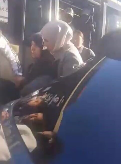 Küçükçekmece’de tıklım tıklım dolu olan minibüs yolcu indirip almak için