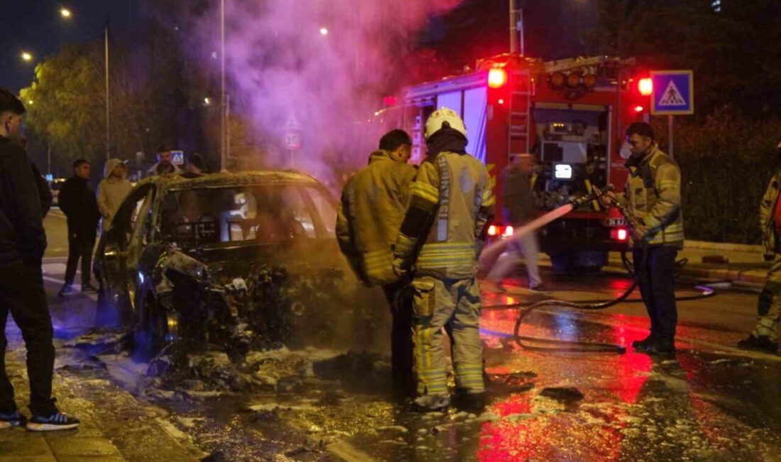 İstanbul Küçükçekmece’de seyir halindeki otomobil alev alev yandı. Yangın, itfaiye
