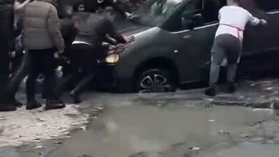 Küçükçekmece ilçesinde İSKİ’nin çalışma yapıp kapattığı yolda sağanak yağışın etkisiyle