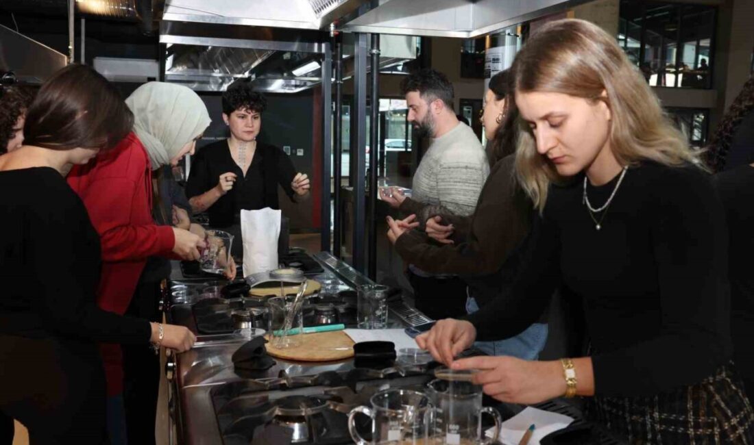 Nilüfer Belediyesi Pancar Deposu’nda sanatçı Nergiz Yeşil’in yürütücülüğünde düzenlenen Biyoplastik