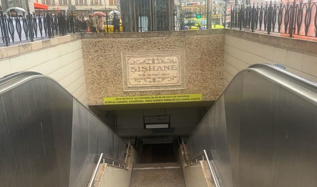 İstanbul’da Yenikapı-Hacıosman Metro Hattı Şişhane istasyonuna gelen bir kişi, raylara