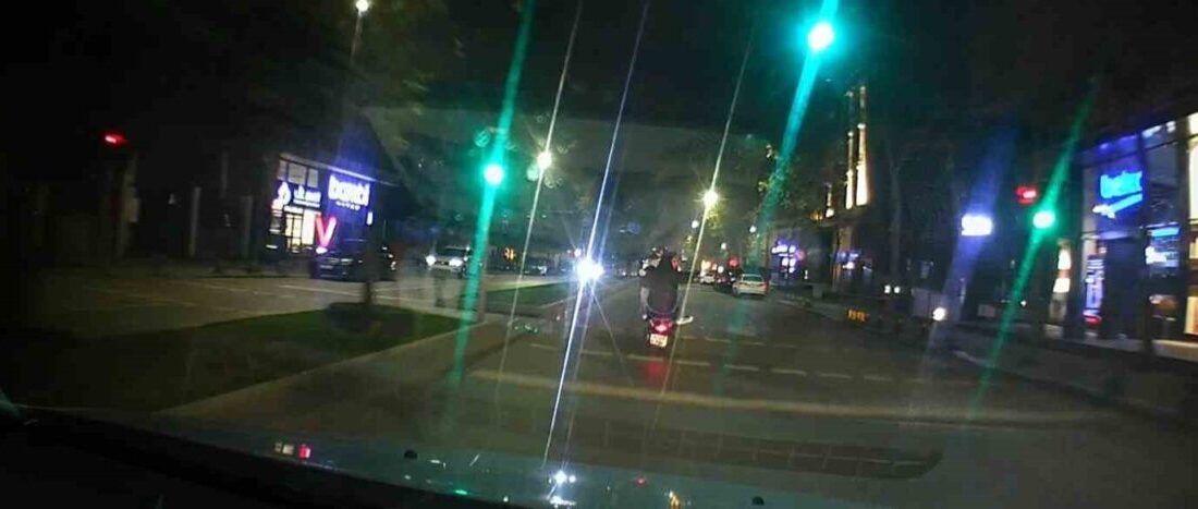 Üsküdar’da cadde üzerinde seyreden motosikletli iki kişi ön tekeri havaya