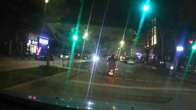 Üsküdar’da cadde üzerinde seyreden motosikletli iki kişi ön tekeri havaya