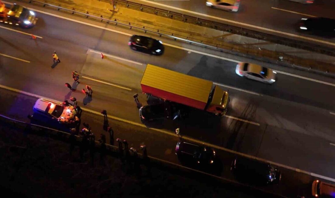 TEM Otoyolu Ankara istikametinde seyir halindeki bir otomobilin cipe çarpıp