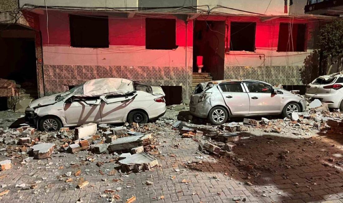 Zeytinburnu’nda kentsel dönüşüm aşamasındaki binanın çatısından kopan beton parçaları, park