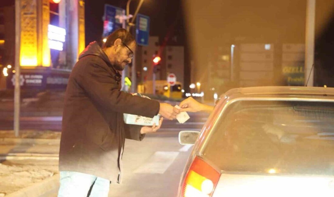 Aksaray’da elindeki mendil kutusuyla karayollarındaki ışıklı kavşaklara çıkarak satış yapan