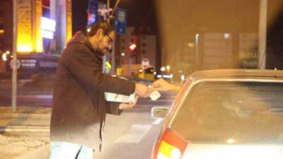 Aksaray’da elindeki mendil kutusuyla karayollarındaki ışıklı kavşaklara çıkarak satış yapan