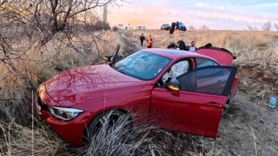 Aksaray’da sürücüsünün direksiyon hakimiyetini kaybettiği otomobil şarampole düştü. Kazada 3