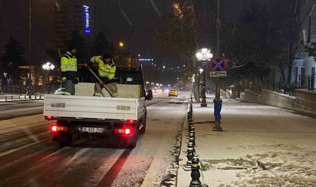 Başkentte yeni yılın ilk saatleri ile kar yağışı etkili oldu.