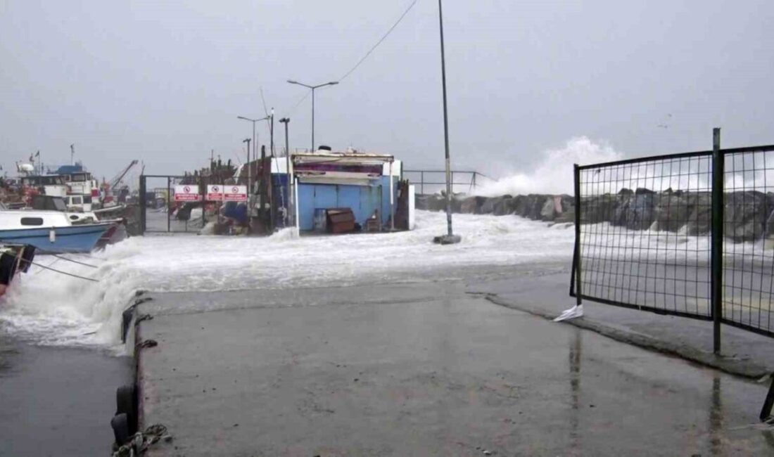 İstanbul Avcılar’da etkili olan lodos nedeniyle metrelerce yükselen dalgalar 4