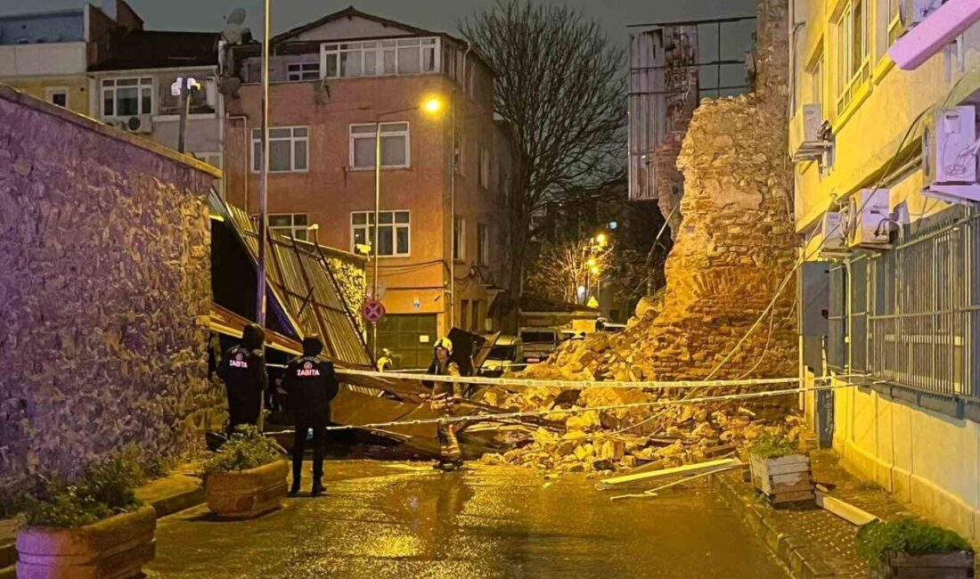 İstanbul Beyoğlu’nda taştan yapılmış tarihi metruk binanın duvarı yıkıldı. Olayda