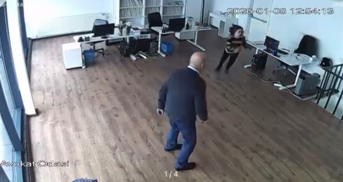 Bursa’da etkili olan şiddetli lodos nedeniyle bir plazanın tavanı çöktü.