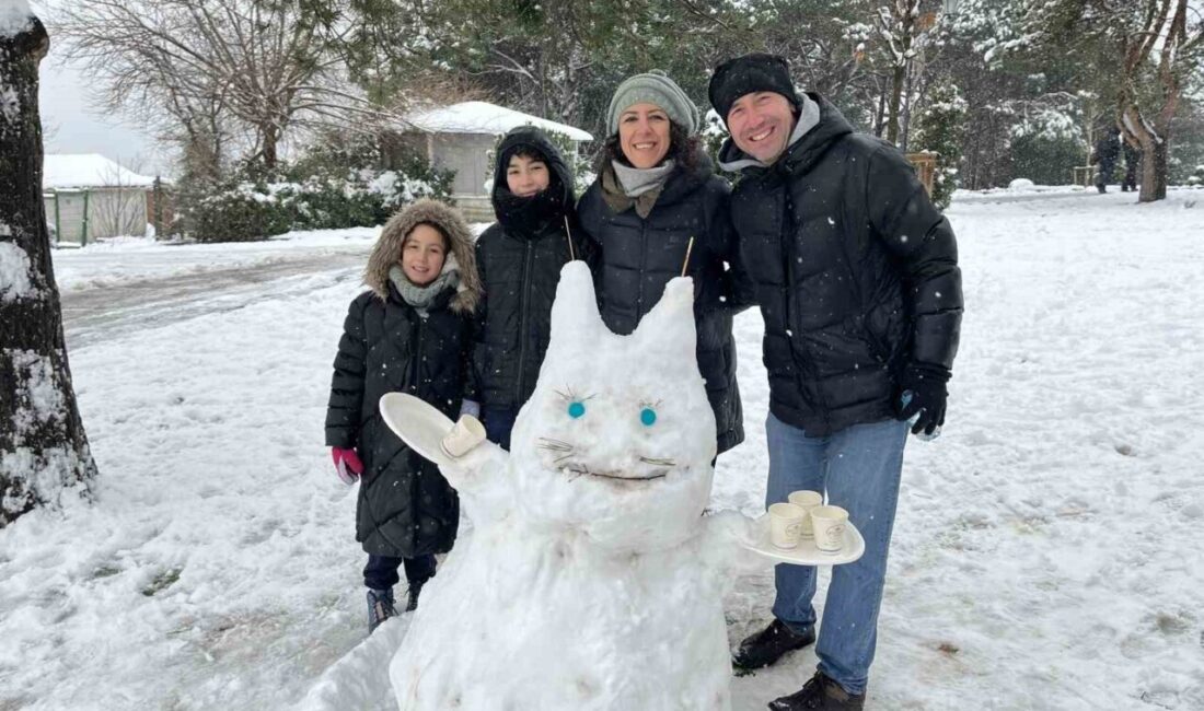 İstanbul’da devam eden kar yağışı yine en çok çocukları mutlu