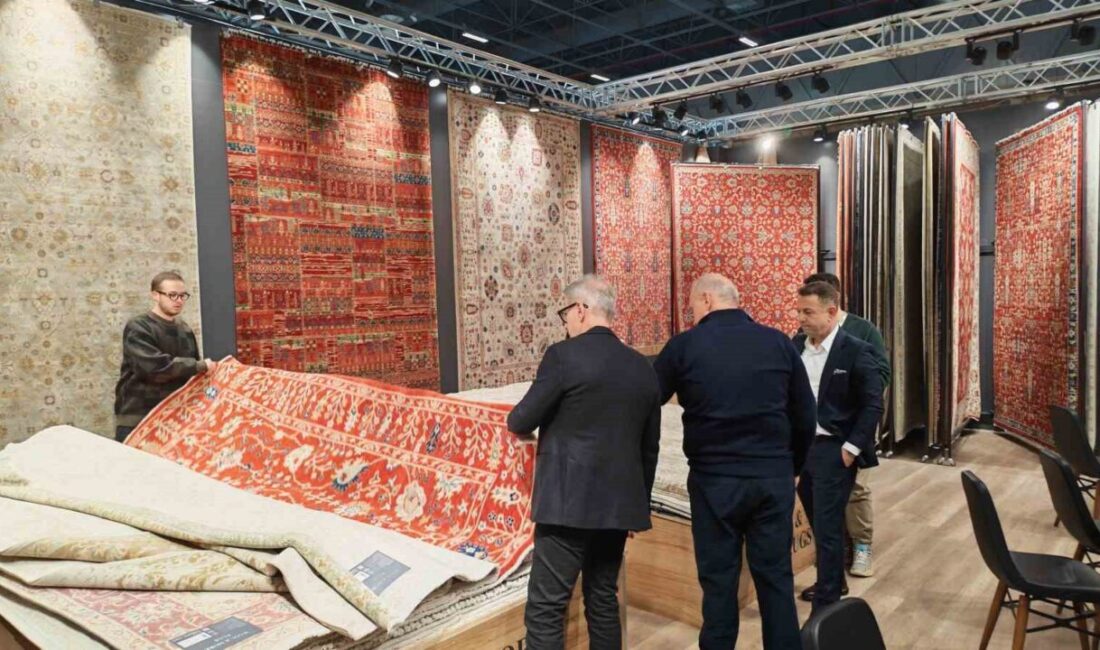 Manisa’nın Demirci ilçesinde yüzyıllardır sürdürülen halı dokumacılığı geleneği, İstanbul’da düzenlenen