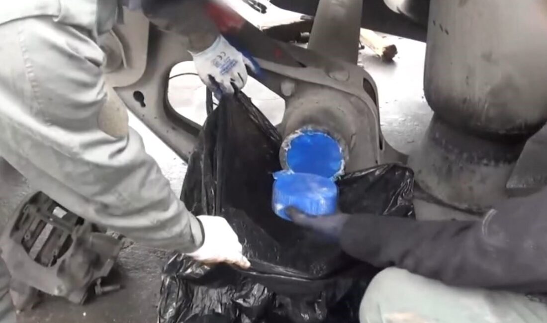 Esenyurt’ta, polis ekiplerince ağır tonajlı bir araç lastiği jantına gizlenmiş