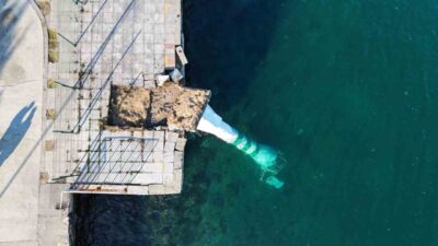 İstanbul Sarıyer’de dün etkili olan lodosun etkisiyle devrilen deniz feneri