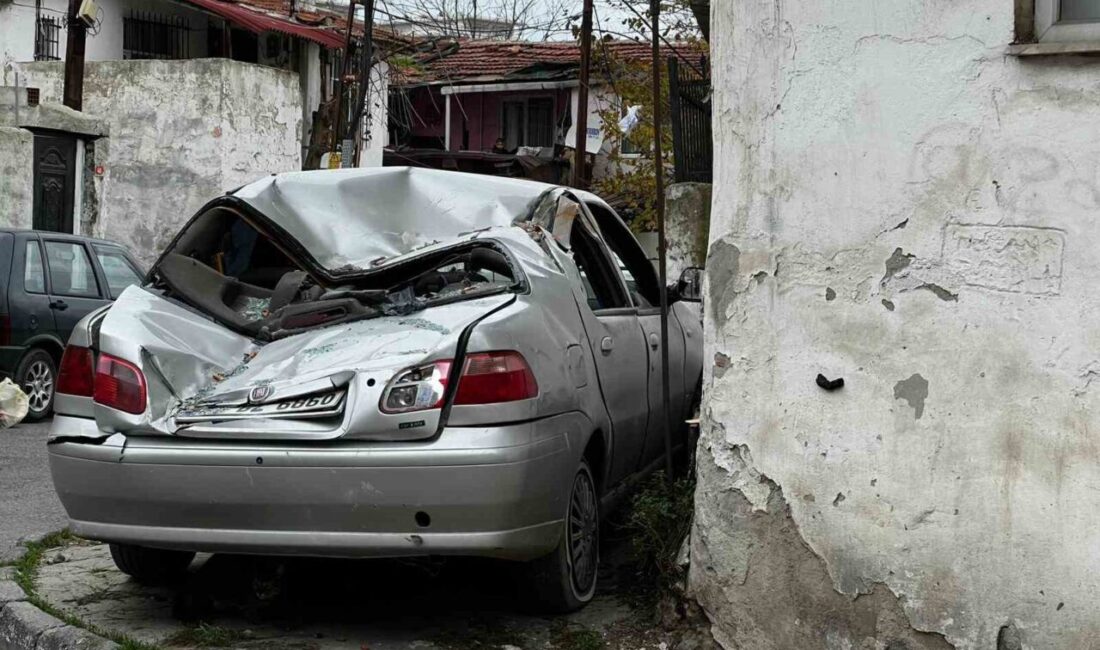 Gaziosmanpaşa’da şiddetli rüzgar nedeniyle 3 katlı binanın çatısı araçların üzerine