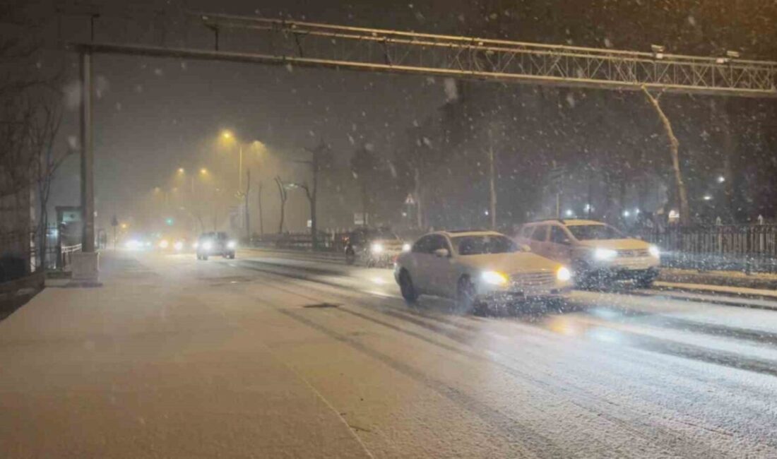 İstanbul’da yeni yılın ilk dakikalarında kar yağışı etkili oldu. Sarıyer’de