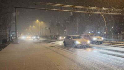 İstanbul’da yeni yılın ilk dakikalarında kar yağışı etkili oldu. Sarıyer’de