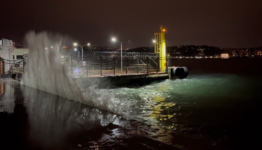 İstanbul’da kuvvetli rüzgarın etkisiyle sahil kesimlerinde yüksek dalgalar oluştu. İstanbul’da