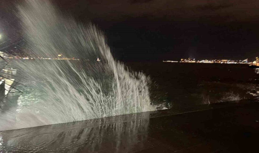 İstanbul’da kuvvetli rüzgarın etkisiyle sahil kesimlerinde yüksek dalgalar oluştu. İstanbul’da