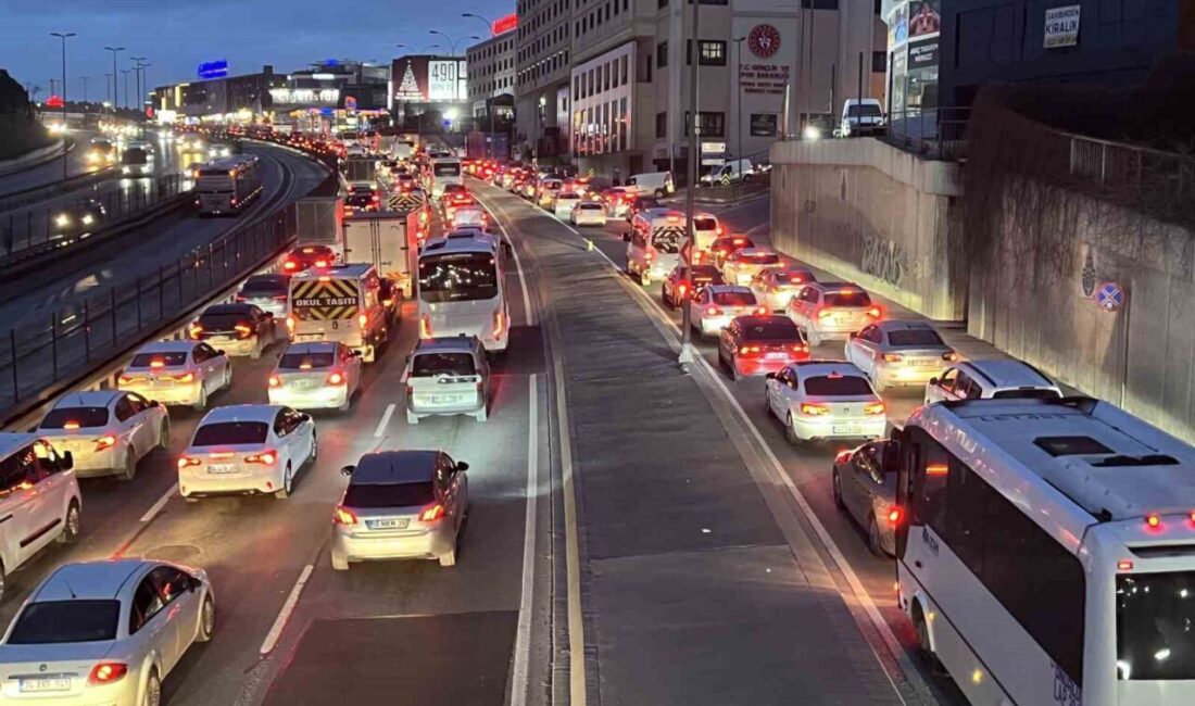 İstanbul’da mesai çıkışında trafik yoğunluğu yüzde 83’e ulaştı. İstanbul’da trafik