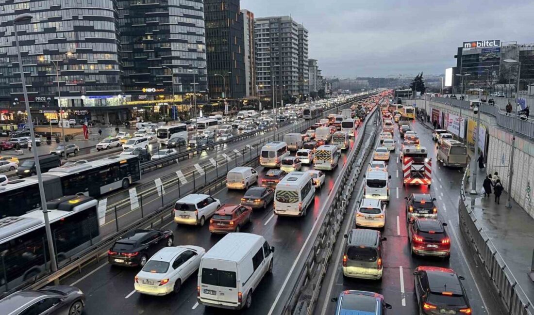 İstanbul’da haftanın son gününde mesai bitimiyle birlikte trafik yoğunluğu yüzde