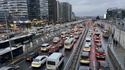 İstanbul’da haftanın son gününde mesai bitimiyle birlikte trafik yoğunluğu yüzde