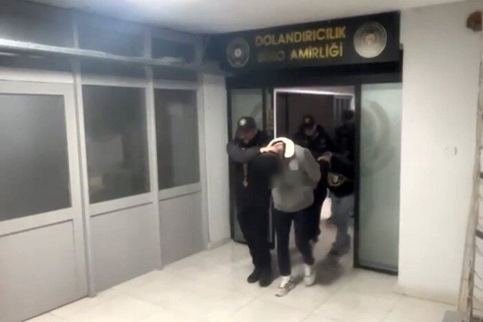 İzmir merkezli 9 ilde, sahte kadın profilleriyle cinsel içerikli görüntülerini