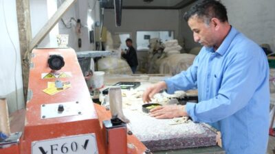 Erzincan’da üretilen ve Norveç’ten ithal edilen özel koyun derilerinden hazırlanan