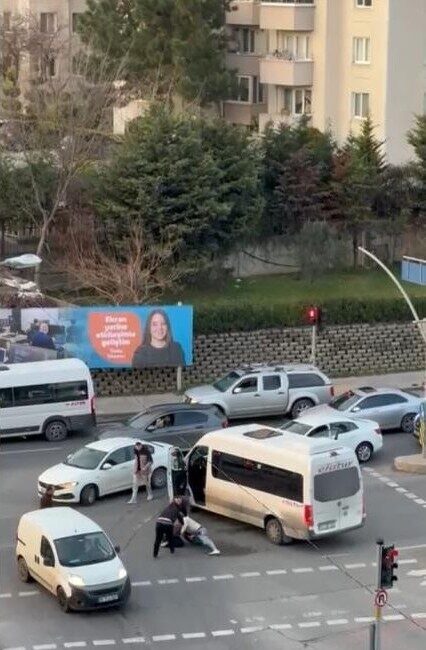 Pendik’te kırmızı ışıkta bekleyen iki sürücü arasında yol verme meselesi