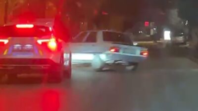 İzmir’in Bornova ilçesinde polisin ’dur’ ihtarına uymayarak kaçmaya çalışan otomobil