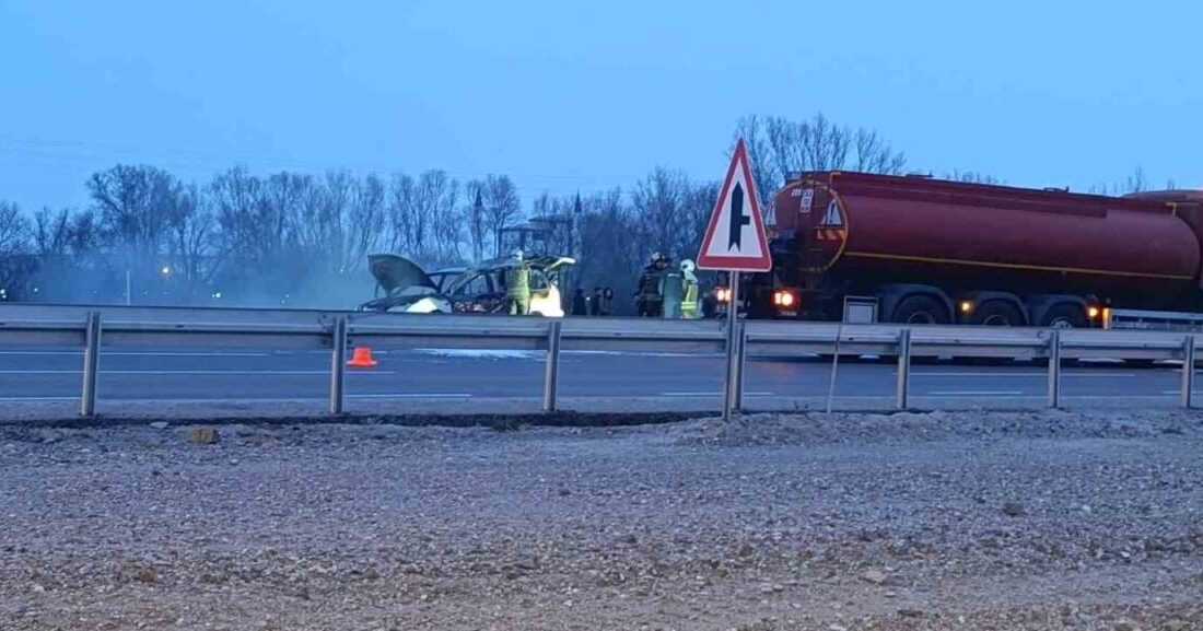Ankara’nın Akyurt ilçesinde trafikte seyreden bir otomobilde çıkan yangında, araç