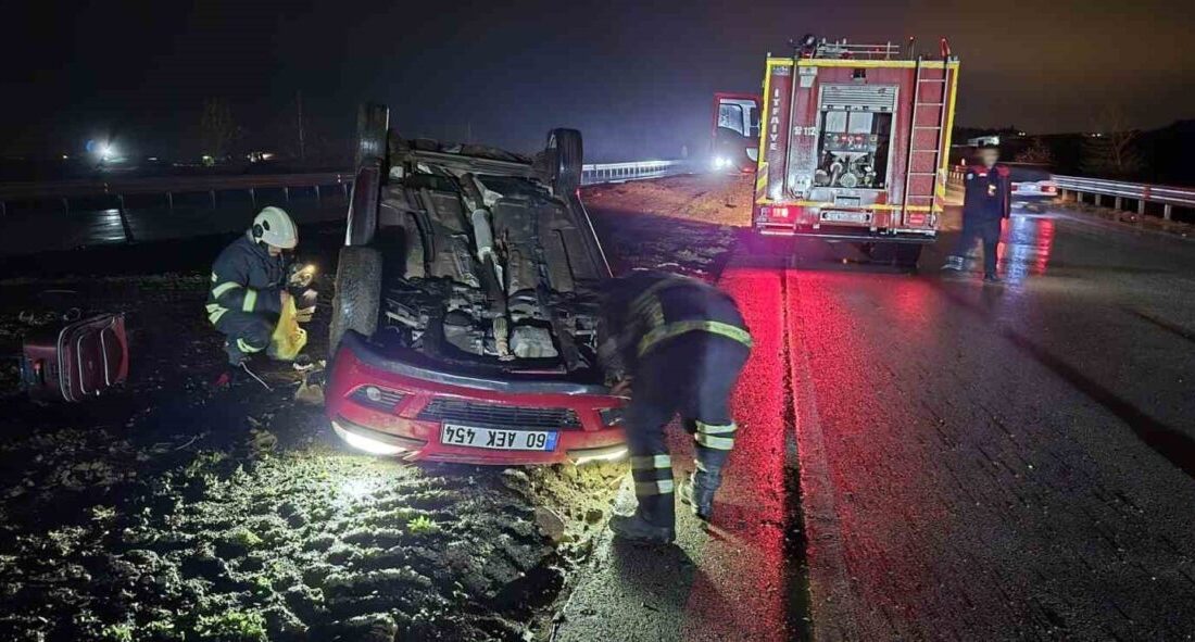 Hatay’da sürücüsünün kontrolünü kaybetmesiyle takla atarak ters dönen otomobildeki 2