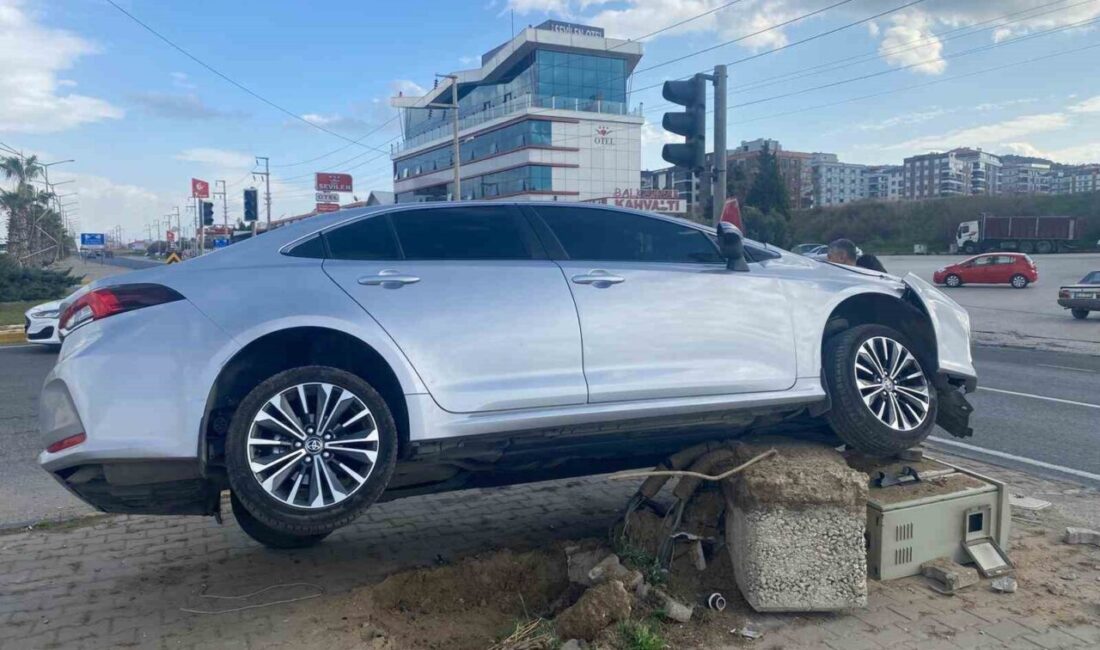 Manisa’nın Turgutlu ilçesinde sürücüsünün kontrolünden çıkan otomobilin refüje çıkması sonucu