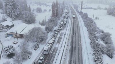 Uşak’ta etkili olan kar yağışı nedeniyle Uşak-Ankara karayolu Dumlupınar Rampaları