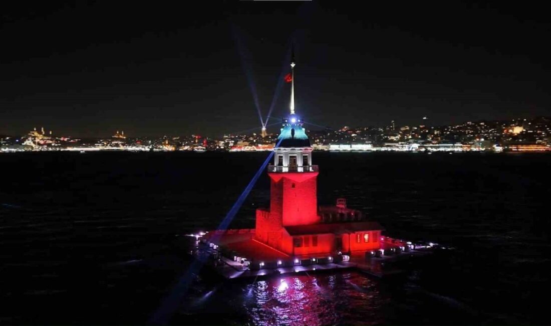 İstanbul yeni yıla görsel bir şölenle girdi. Üsküdar’da bulunan tarihi